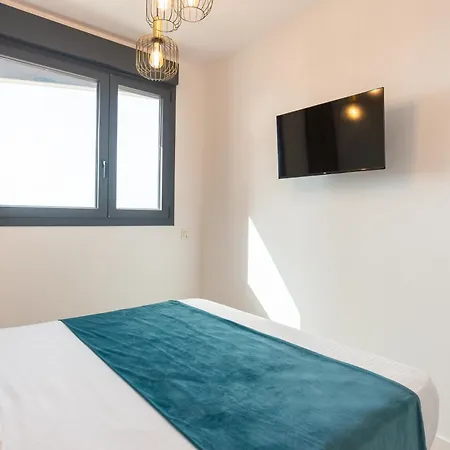 Skyline Vi Pool & Coworking By Ele Apartment