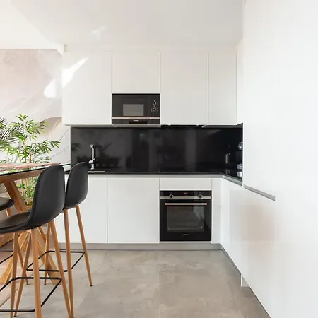 Skyline Vi Pool & Coworking By Ele Apartment